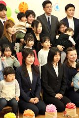 記念撮影に臨む卒園児（前から２列目中央、２４日午前９時４０分ごろ。助川かおる通信員撮影）