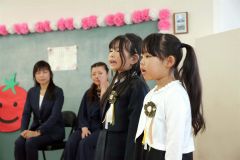 「ずっといっしょ」を歌う卒園児（２４日午前９時２５分ごろ、助川かおる通信員撮影）