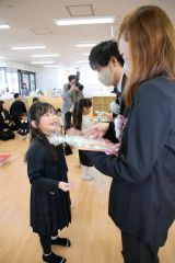 両親にそれぞれの似顔絵を贈った卒園児（２４日午前９時１５分ごろ、助川かおる通信員撮影）