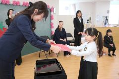 第二号の卒園証書を受け取る卒園児（２４日午前９時１５分ごろ、助川かおる通信員撮影）