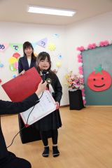 第一号の卒園証書を受け取り、将来の夢を発表する卒園児（２４日午前９時１５分ごろ、助川かおる通信員撮影）