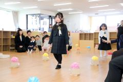 入場する卒園児（２４日午前９時１０分ごろ、助川かおる通信員撮影）