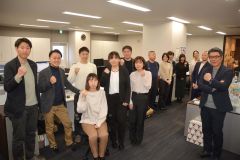 「これから働きたいと思う若者たちに社風をアピールしたい」と話す井上代表（右）やスタッフら（フロンティアパートナーグループ）