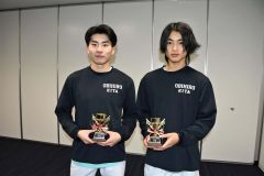 男子優勝の（左から）渡邊来翔・宮本悠燈組