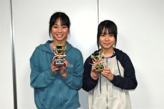 女子優勝の（左から）三崎心愛・宮本陽稔組