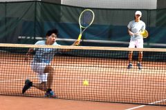 【男子１８歳以下決勝】ボレーを決める渡邊来翔（左）。宮本悠燈（右）の好サーブがチャンスボールを引き出した