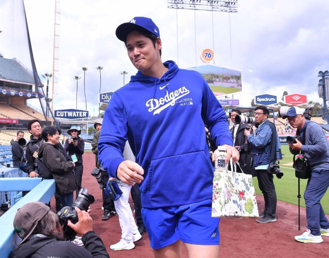 大谷翔平の手に十勝銘菓の紙袋　「北海道の家に一つはある」と話題