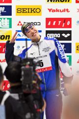 女子８００メートル自由形決勝に笑顔で入場する蝦名愛梨（金野和彦撮影）