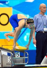 女子８００メートル自由形決勝で、スタートを切る蝦名愛梨（金野和彦撮影）