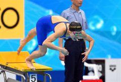 女子８００メートル自由形決勝で、スタート切る蝦名愛梨（金野和彦撮影）