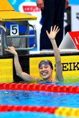 【女子８００メートル自由形決勝】８分２８秒６８の自己ベストを更新、スタンドの仲間に笑顔で手を振る蝦名愛梨（金野和彦撮影）