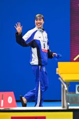 女子８００メートル自由形決勝に笑顔で入場する蝦名愛梨（金野和彦撮影）