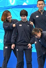 壮行会後の記念撮影で、宇津木美都選手（左）からエスコートを受ける小野智華子選手（中央）＝金野和彦撮影