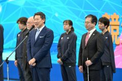 壮行会で挨拶をする鈴木大地日本水泳連盟会長（金野和彦撮影）