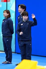 パラリンピック日本代表推薦選手壮行会で紹介され、観客の拍手に手を振って応える小野智華子選手（手前）＝金野和彦撮影