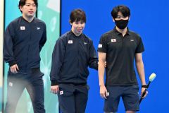 パリ２０２４パラリンピック日本代表推薦選手壮行会で入場する小野智華子選手（中央）＝金野和彦撮影