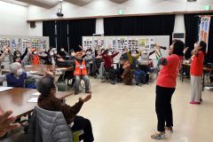 週に１度会員が集まって運動やおしゃべりを楽しんでいるすこやか道場。この日は「笑いヨガ」で大きな笑い声が響いた（２月１６日、倉治公民館）