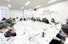 ２３年１１月に大阪府八尾市で開かれた「参加型大喜利」の活動（スーパー町内会ホームページより）