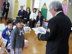 北原分団長（右）から修了証書を受け取る星凛ちゃん

