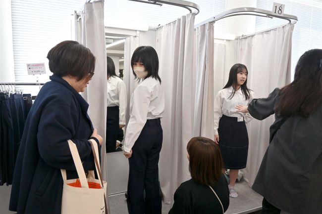 高校制服、貸しビルで販売　大型店閉店で売り場無く