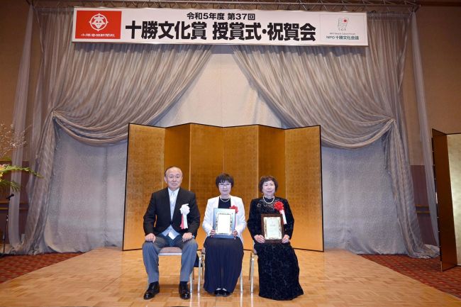 「新たな意欲湧いてきた」　押し花の小山さん、合唱の山内さんに十勝文化賞