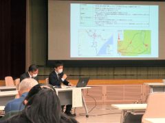 説明会で今後の村としての実行計画を説明する五十嵐さん（右）