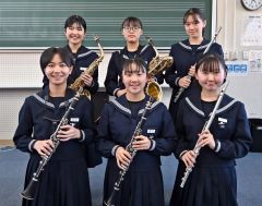 木管六重奏に出場する生徒たち。後列左が井上部長