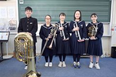 金管五重奏に出場する生徒たち。右が菅原副部長