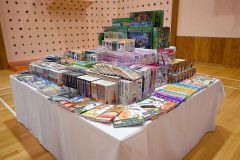 同社からの１００万円の寄付で購入したおもちゃや書籍