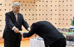 手島町長から感謝状を受け取った遠藤社長（左）