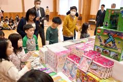 丸和ロジスティクスが芽室町に１００万円寄付　子どもセンターのおもちゃや書籍購入に