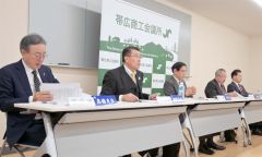 議員総会後の記者会見で新年度事業について説明する（左から）高橋副会頭、野村副会頭、川田会頭、梶原副会頭、所副会頭