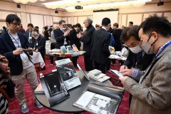 鈴木氏が手掛けた本を手に取り、思い出を語り合う参加者