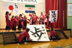 園児と保護者らによる感謝のヨサコイソーラン