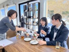 野澤店長（左）が試作したパフェを試食する（右から）井村さんと野村さん