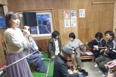 参加者に指導する加藤さん（左）