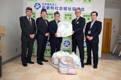 写真右から音更ＬＣの牧野社会福祉委員長、松本幹事、坂井会長、町社協の植田会長、石川事務局長