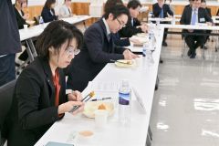 完成した給食３品を試食する関係者たち