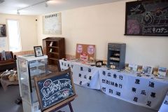 農園で栽培したシイタケや、鉄道・バスグッズなどを販売、展示するキノコタン