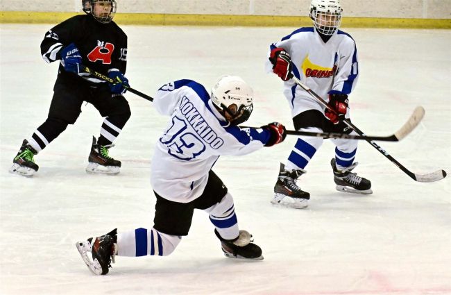 帯広選抜3大会ぶり頂点へ王手、準決勝快勝4―1青森県選抜 風越カップ全日本少年アイスホッケー小学生の部