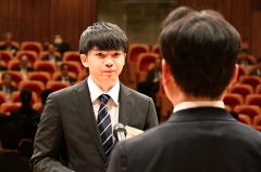 新入社員を代表して決意表明するホーム創建の中川さん（２９日午前１０時４０分ごろ、須貝拓也撮影）