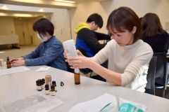アロマスプレー作りに励む参加者たち