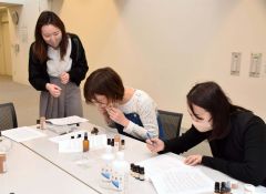 本間さん（左端）の助言を受けてアロマスプレー作りに励む参加者たち