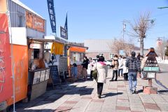 池北３町の道の駅がコラボしたパンやキッチンカーが人気を呼んだりくべつ春マルシェ