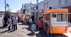 池北３町の道の駅がコラボしたパンやキッチンカーが人気を呼んだりくべつ春マルシェ
