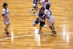 ゴール狙う十勝合同の島田心菜（青色のユニホーム）