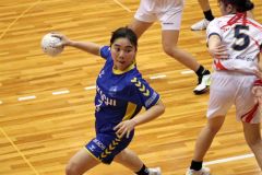 ゴール狙う十勝合同の島田心菜（青色のユニホーム）