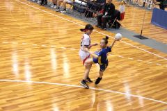 ゴール狙う十勝合同の赤間琉羽（青色のユニホーム）