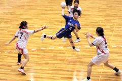 ゴール狙う十勝合同の伊藤あかり（青色のユニホーム）