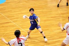 ゴール狙う十勝合同の伊藤あかり（青色のユニホーム）